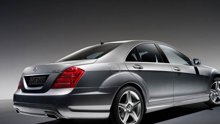 Side Back Pose Of 2009 Mercedes-Benz S500 In Grey
